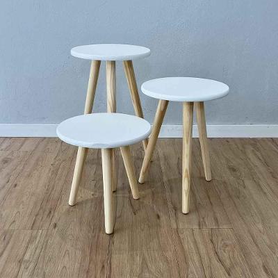 Mesa Lateral Trio de Mesas Redondas com Pé Palito de Madeira Pinus 30CM Branco e Natural Artfactory