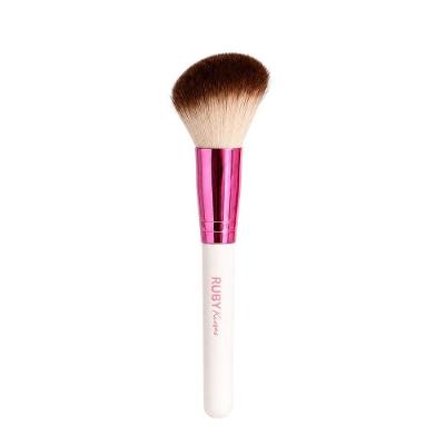 Pincel para Maquiagem Angled Brush Chanfrado para Blush Cerdas Macias Branco Ruby Kisses 1 Unidade