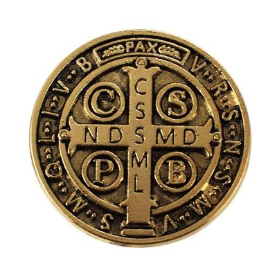 Broche Medalhão São Bento Religioso Católico em Metal 2.5x2.5cm Dourado Taimes