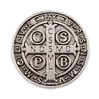 Broche São Bento Religioso Católico Medalhão Metal 2.5x2.5x1.5cm Prata Taimes