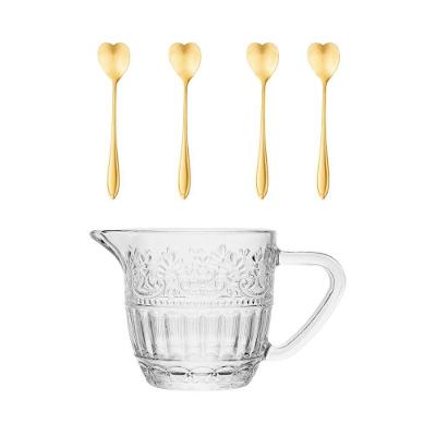 Kit Leiteira e Colheres 230ML Cristal e Aço Inox com 4 Colheres Coração Douradas para Chá e Café