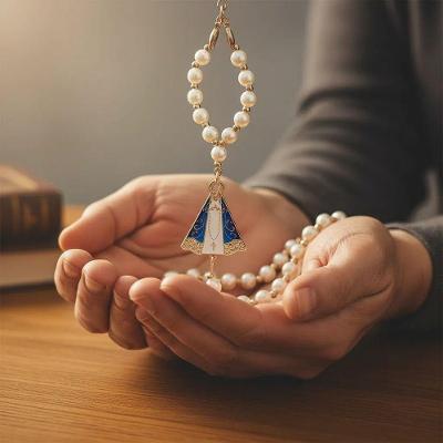 Terço Dezena Branca de Nossa Senhora Aparecida em Metal e Pérolas com Pompom Dantas