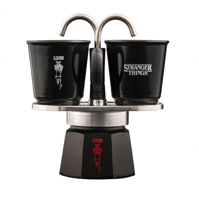 Cafeteira Mini Express Stranger Things 2 Xícaras Alumínio com Copos Temáticos Edição Especial