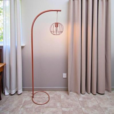 Luminária de Chão Nívia Design Industrial Retrô Cúpula Aramada Metal Dourado A'Gold