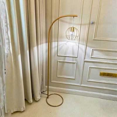 Luminária de Chão Nívia com Abajur Cúpula Aramada Design Retrô Efeito Luz Decorativo Dourado Ideal