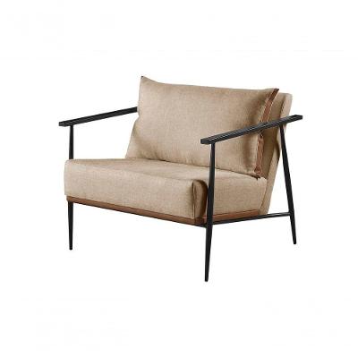 Poltrona Decorativa Aura com Revestimento em Linho Bege com Base de Ferro Preto Aura