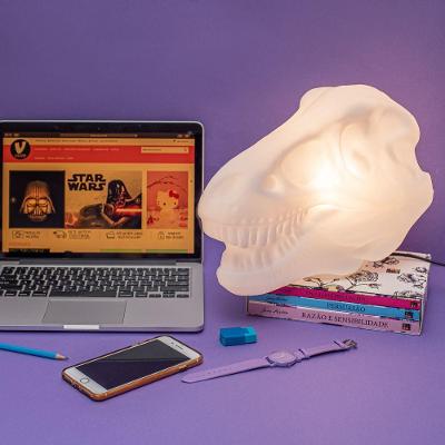 Luminária Crânio T-rex com Luz Difusa para Decoração Temática Bivolt Branco