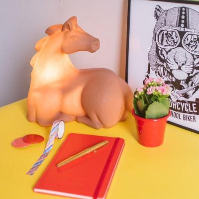 Luminária de Mesa 3D Cavalo Decorativa Elegante em Marrom Bivolt