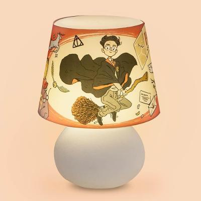 Luminária Abajur de Mesa Harry Potter Decorativa Design Hogwarts Branco Bivolt para Escrivaninha