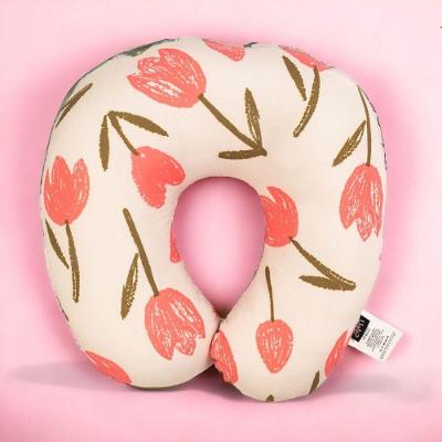 Almofada de Pescoço Amor Perfeito com Suporte e Fechamento em Botão 33CM