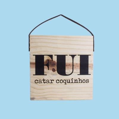 Quadro Fui Catar Coquinhos Quadrado em Madeira com Alça de Couro Sintético Preto
