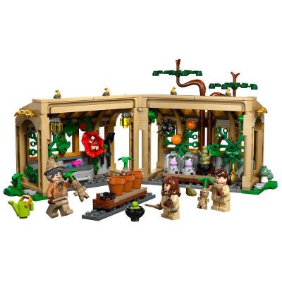 Brinquedo de Montar Lego 76445 Aula de Herbologia Estufa Montável com Minifiguras Bege Lego 390PEÇAS