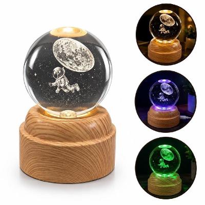 Luminária de Mesa Astronauta 3D LED RGB Giratória Esfera Cristal Decorativa 7 Cores USB 6CM