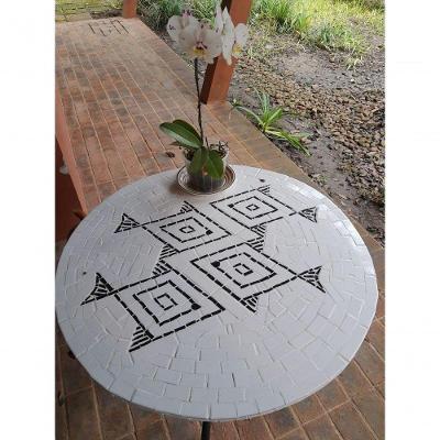 Mesa em Mosaico Peixes Indigenas Redonda Tampo em MDF Estrutura em Metal Marrom 80CM Mosaico