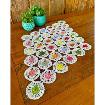 Toalha de Mesa Crochê Artesanal Moedas Coloridas 70x42cm Branco