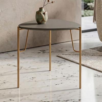 Mesa Lateral Bend Triangular MDF Metal Pintado 54CM Grigio com Dourado