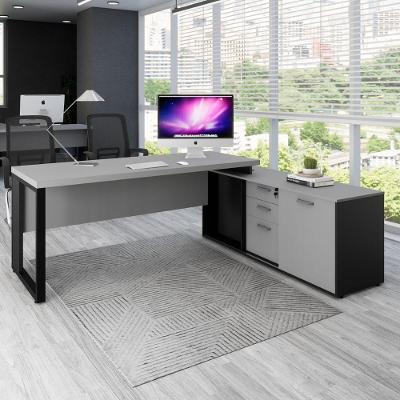 Mesa para Escritório com Armário Lateral e Caixa de Tomadas Mesa Dinâmica Diretor 3 Gavetas Cinza F5