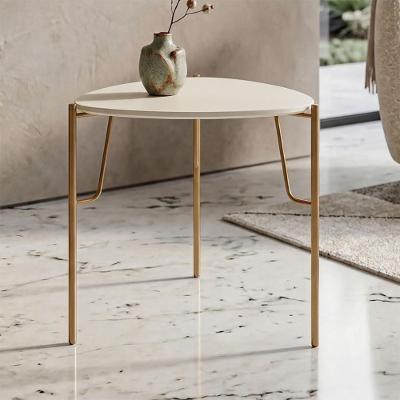 Mesa Lateral Bend Triangular MDF Metal Pintado 54CM Luna com Dourado