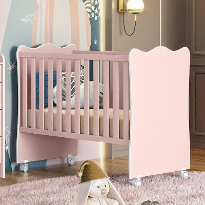 Berço Doce Sonho com Suporte para Mosquiteiro Kit Rodízio Rosa Qmovi