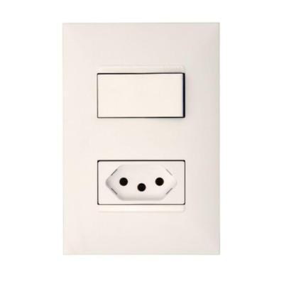 Conjunto com Placa 1 Tecla Paralelo e 1 Tomada 10A 4x2 Pial Plus+ com Interruptor Branco Pial