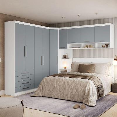 Quarto com Roupeiro Maleiro e Cabeceira Alpes 9 Portas 5 Gavetas MDP 165CM Branco e Grey Sky