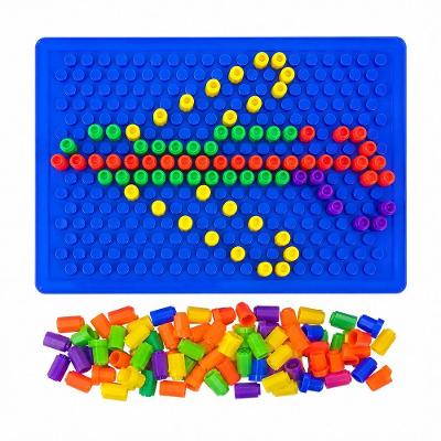 Brinquedo Educativo Mosaico de Pinos Coloridos com Tabuleiro Coordenação Motora Infantil Utimix