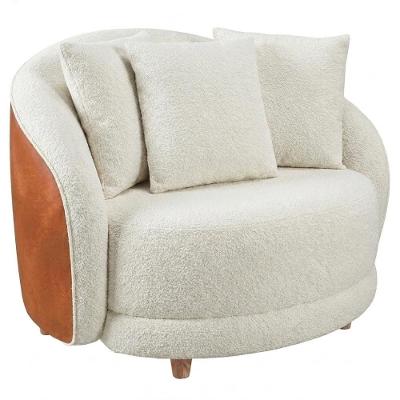 Poltrona Decorativa Maya com Pés Torneados Bouclé e Courino Milani Movelaria