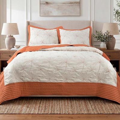 Kit Cobre Leito Maya Casal 3 Peças Percal 300 Fios Matelassê com Barrado Terracota Clara Luz Decora