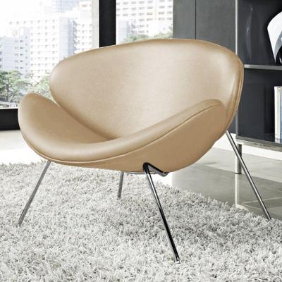Poltrona Trevo Couro Sintético Bege Base Inox Cor Bege