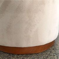 Kit 2 Puff Barcelona Decorativo Com Veludo Marfim E Base Madeira - 2