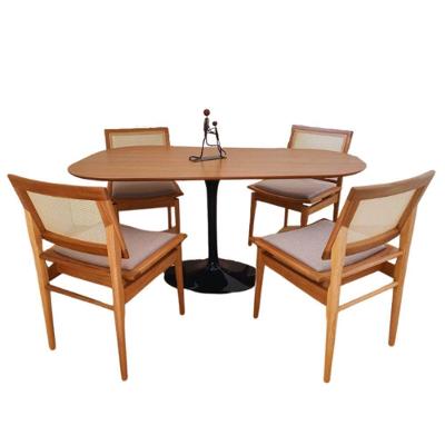 Saarinen Organica Oval Preta 160x90 Em Freijo