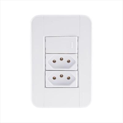 Conjunto 4x2 com 1 Interruptor Simples 10 A 250 V e 2 Tomadas 2P+T 10 A 250 V Tramontina